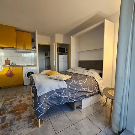 Proche Gare Apartman *